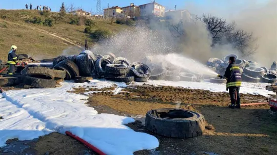 Onlarca iş makinesi lastiği alev alev yandı