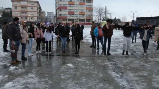 Onlarca kişi karda oyun havasıyla doyasıya eğlendi