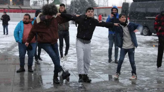 Onlarca kişi karda oyun havasıyla doyasıya eğlendi