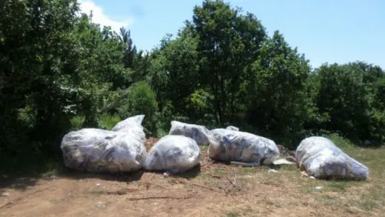 Ormana atık malzeme atarken suçüstü yakalandılar