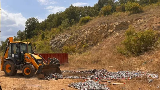 Ormana bırakılan yüzlerce sprey kutusu paniğe sebep oldu