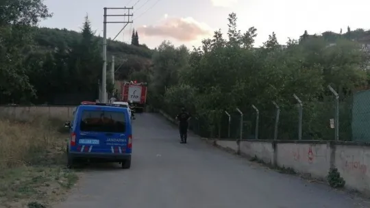 Ormanlık alanda yeniden çıkan yangını muhtar söndürdü!