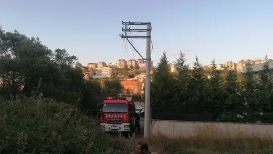 Ormanlık alanda yeniden çıkan yangını muhtar söndürdü!