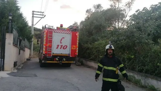 Ormanlık alanda yeniden çıkan yangını muhtar söndürdü!