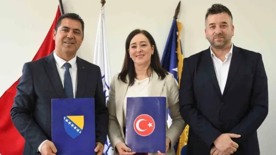 Ortaokul öğrencileri 8 günde 6 ülke gezdi: Kardeş okullarına ağaç diktiler