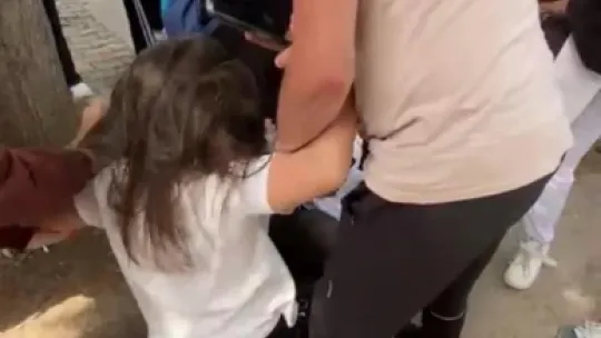 Ortaokul öğrencileri birbirine girdi: Saç saça kavga ettiler