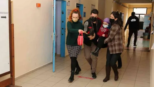 Ortaokulda deprem tatbikatı yapıldı