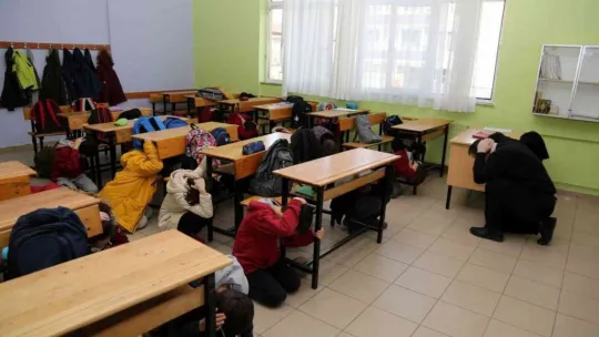 Ortaokulda deprem tatbikatı yapıldı