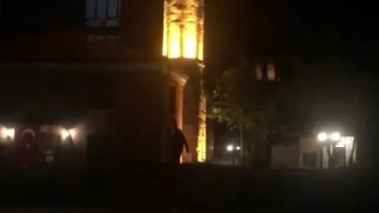 Örümcek adam gibi tırmandığı pencereden camiye böyle girdi