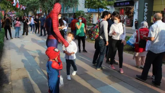 Örümcek Adam İzmit'te maske dağıttı