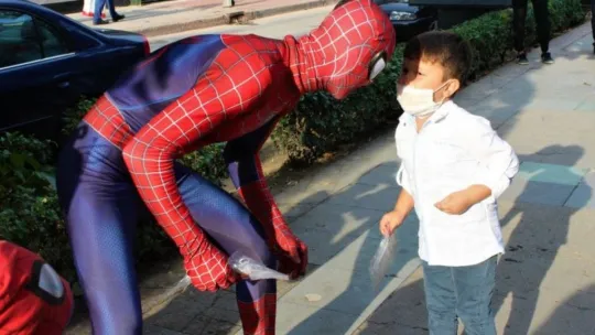 Örümcek Adam İzmit'te maske dağıttı