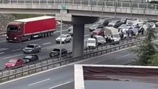 Osmangazi Köprüsü girişinde tır devrildi