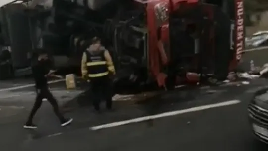 Osmangazi Köprüsü girişinde tır devrildi