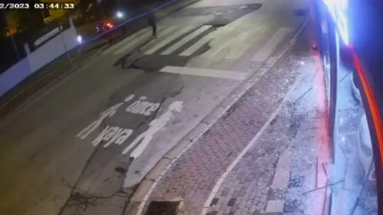Oto galeriye kurşun yağdırdılar : O anları videoya çekip sosyal medyada paylaştılar
