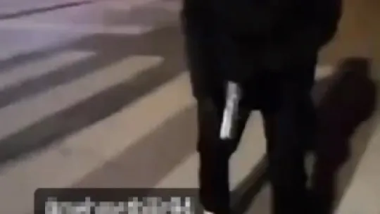 Oto galeriye kurşun yağdırdılar : O anları videoya çekip sosyal medyada paylaştılar