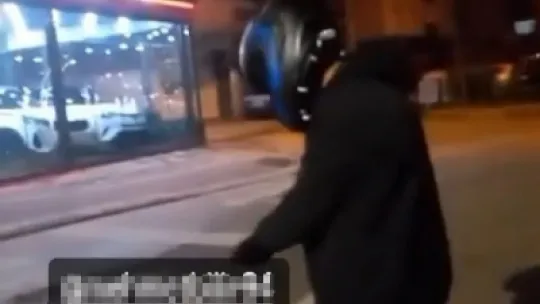 Oto galeriye kurşun yağdırdılar : O anları videoya çekip sosyal medyada paylaştılar