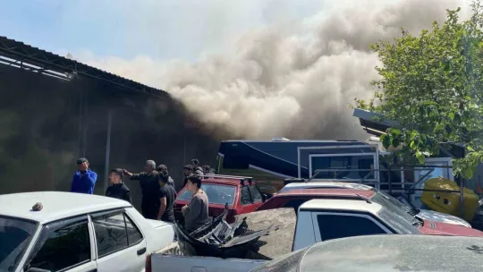 Oto kilit dükkanında çıkan yangında göz gözü görmedi