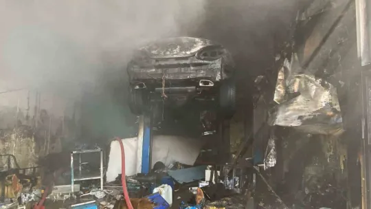 Oto kilit dükkanında çıkan yangında göz gözü görmedi