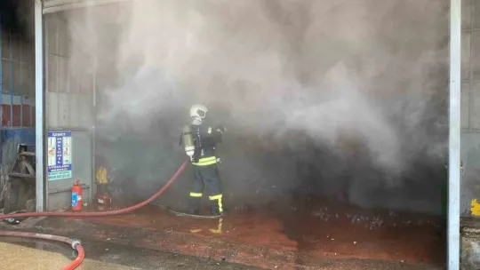 Oto kilit dükkanında çıkan yangında göz gözü görmedi