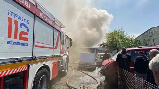 Oto kilit dükkanında çıkan yangında göz gözü görmedi