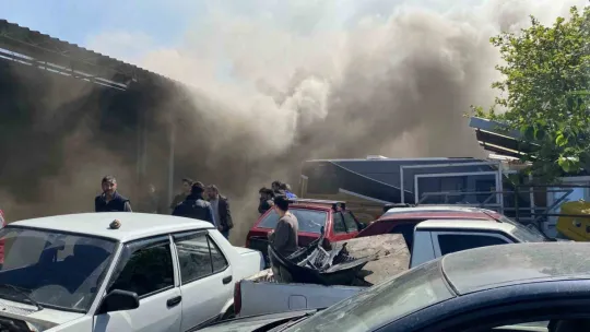 Oto kilit dükkanında çıkan yangında göz gözü görmedi