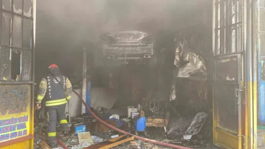 Oto kilit dükkanında çıkan yangında göz gözü görmedi