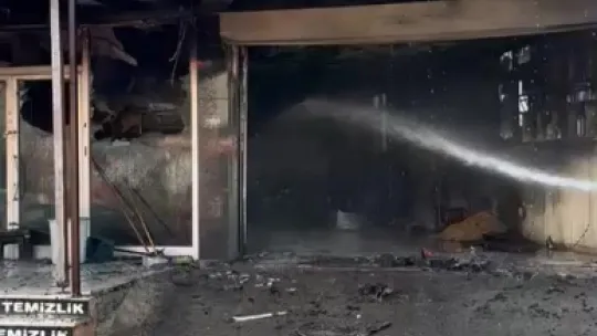 Oto tamir dükkanı ve 2 araç çıkan yangında küle döndü