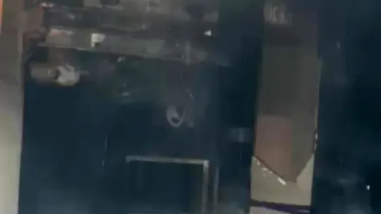 Oto tamir dükkanı ve 2 araç çıkan yangında küle döndü