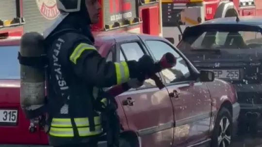 Oto tamir dükkanı ve 2 araç çıkan yangında küle döndü