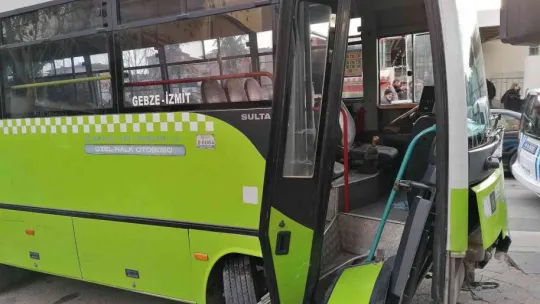 Otobüs durağa çarptı, bekleyen yolcular altında kaldı: 3 yaralı