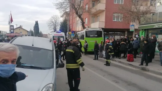 Otobüs durağa çarptı, bekleyen yolcular altında kaldı: 3 yaralı