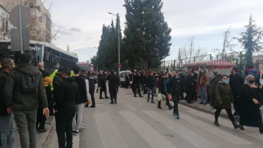Otobüs durağa çarptı, bekleyen yolcular altında kaldı: 3 yaralı
