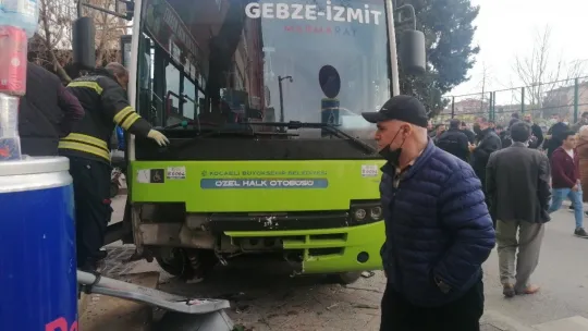 Otobüs durağa çarptı, bekleyen yolcular altında kaldı: 3 yaralı