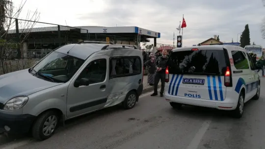 Otobüs durağa çarptı, bekleyen yolcular altında kaldı: 3 yaralı