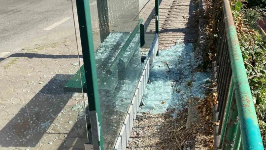 Otobüs durağına saldırdılar: Çevresinde kalıntılar bulundu