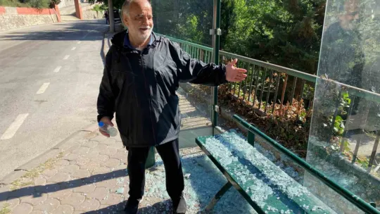 Otobüs durağına saldırdılar: Çevresinde kalıntılar bulundu