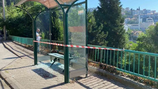Otobüs durağına saldırdılar: Çevresinde kalıntılar bulundu