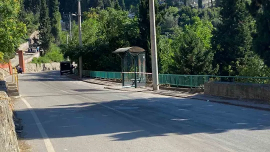 Otobüs durağına saldırdılar: Çevresinde kalıntılar bulundu