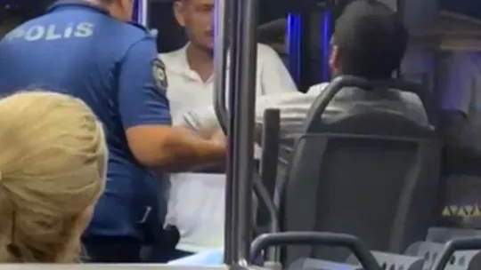 Otobüste sızan genci polis böyle uyandırdı: Otel parası alacağız