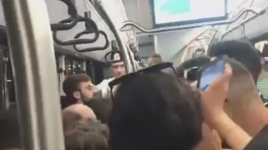 Otobüste tekme tokat birbirlerine girdiler