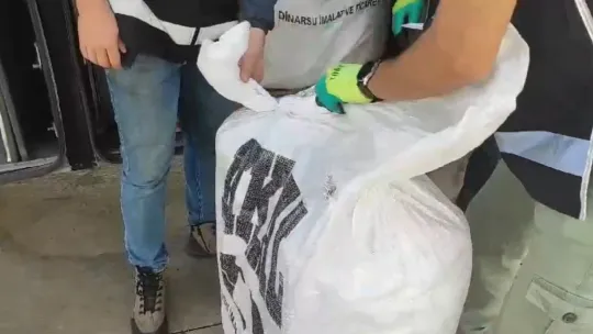 Otobüsteki kaçak sigara zulası hayrete düşürdü