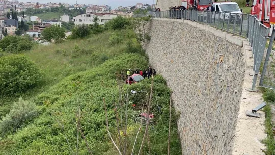 Otomobil 10 metrelik istinat duvarından uçtu: 5 ağır yaralı