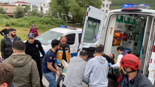 Otomobil 10 metrelik istinat duvarından uçtu: 5 ağır yaralı