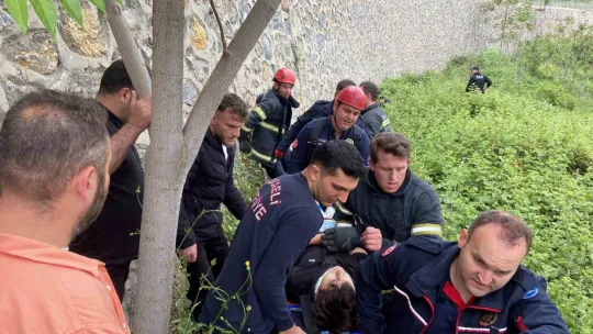 Otomobil 10 metrelik istinat duvarından uçtu: 5 ağır yaralı
