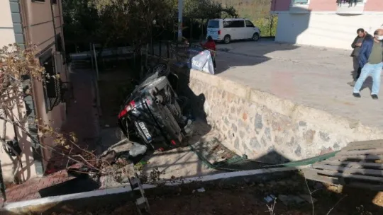 Otomobil 2 metre yükseklikten bahçeye düştü: 4 yaralı!