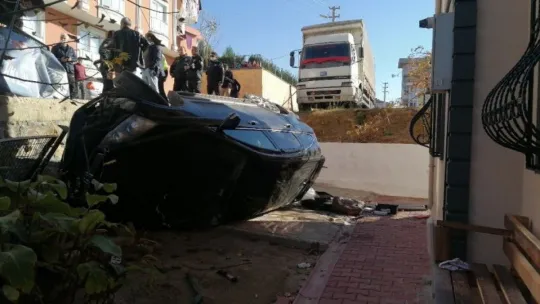 Otomobil 2 metre yükseklikten bahçeye düştü: 4 yaralı!