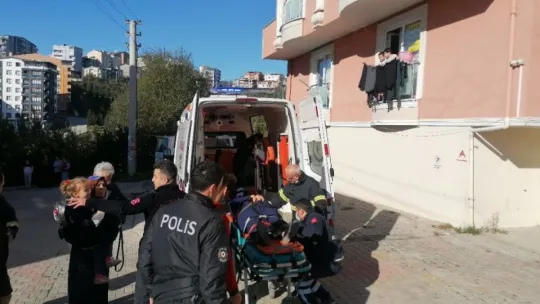 Otomobil 2 metre yükseklikten bahçeye düştü: 4 yaralı!