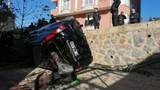 Otomobil 2 metre yükseklikten bahçeye düştü: 4 yaralı!