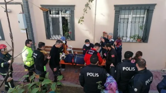 Otomobil 2 metre yükseklikten bahçeye düştü: 4 yaralı!