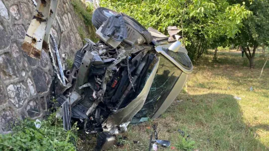 Otomobil 2 metre yükseklikten düştü: Sürücü kazayı yara almadan atlattı